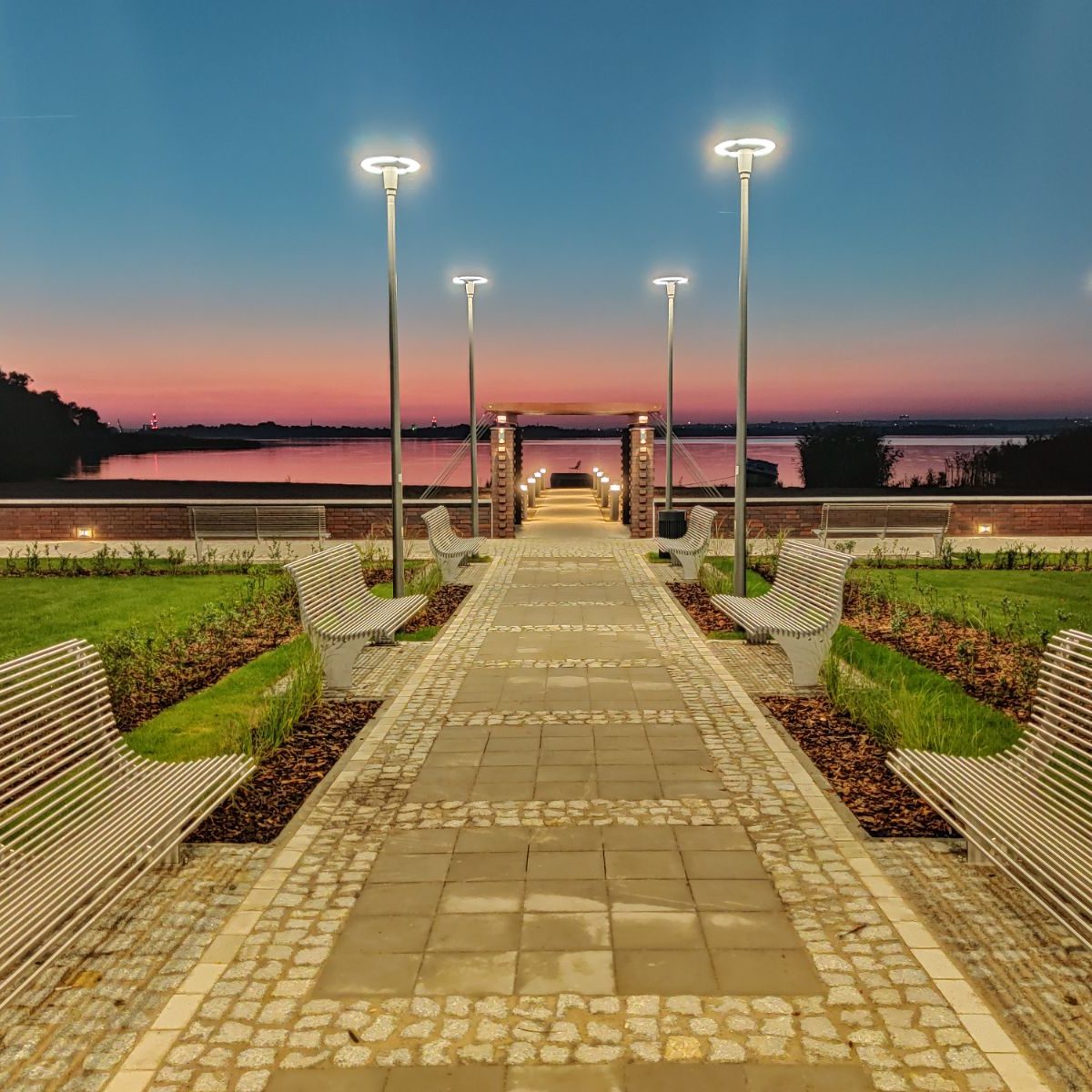 Dąbie (ul. Żaglowa 1) – kąpielisko nad Jeziorem Dąbie, z rozbudowaną infrastrukturą i dużą przestrzenią do odpoczynku i zabawy.