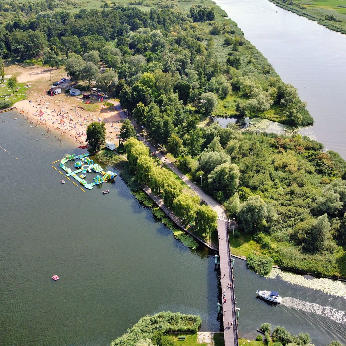 Dziewoklicz (ul. Autostrada Poznańska 2) – kąpielisko nad Odrą z dużą plażą, boiskiem i zapleczem gastronomicznym. Świetne miejsce na weekendowy relaks.